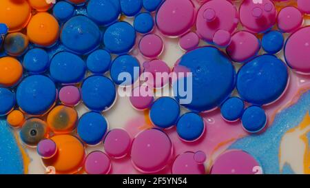 Makro-Struktur der bunten Wasserfarbe Ölblasen Bewegung, helle bunte Acryl-Malerei Stockfoto