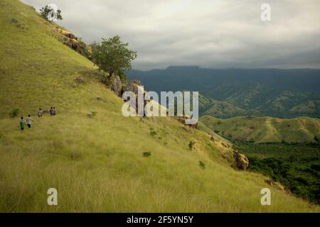 Junge Menschen haben Freizeit durch das Grasland in Kajuwulu in der Nähe von Maumere, Flores Island wandern. Stockfoto