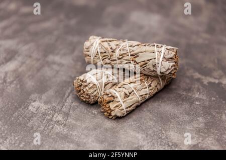 Schwelender zeremonieller weißer Salbei. Sammlung von Kräuterbündel. Stockfoto