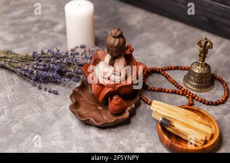 Buddha-Figur mit einem Duft Rauch von brennenden Räucherstäbchen Flattert Stockfoto