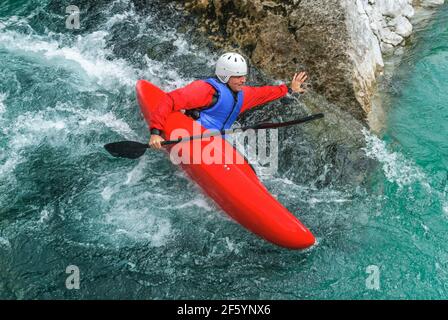 Sportlicher Mann im Kajak auf dem Fluss Soca in slowenien Stockfoto