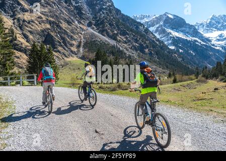 Familie Radfahren Tour im Frühling im Allgäu Berge in der Nähe von Oberstdorf. Stockfoto