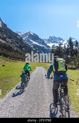 Familie Radfahren Tour im Frühling im Allgäu Berge in der Nähe von Oberstdorf. Stockfoto