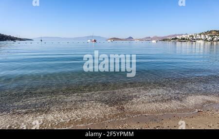Schöne ruhige blaue Bucht mit Sandstrand im Mittelmeer. Urlaub und Entspannung an der Küste. Stockfoto
