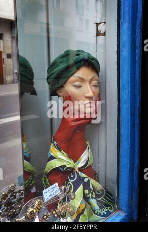 Schaufensterpuppe im Schaufenster - Paris - Frankreich Stockfoto