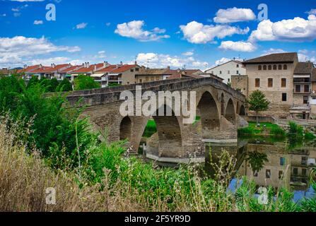 Der Camino de Santiago, der durch Puente la Reina, Navarra, Spanien führt Stockfoto