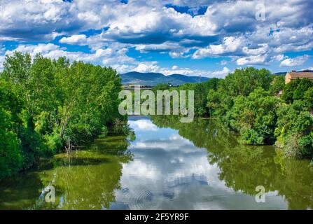 Der Camino de Santiago, der durch Puente la Reina, Navarra, Spanien führt Stockfoto