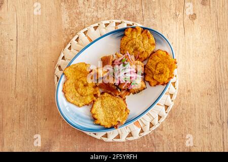 Ein Teller gebratenen Kochbananen serviert mit geschreddertem Rindfleisch beträufelt Mit Zwiebeln und Limetten Dressing Vögel aus der Sicht Stockfoto