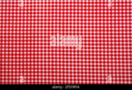 Rot-weiß karierte Tischdecke. Draufsicht Tabelle Tuch Textur Hintergrund. Rote Qualität im Gingham-Muster. Picknickdecke mit Struktur. Roter Tischtuch. Stockfoto