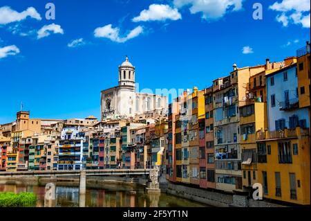 Girona, Spanien - 28. Juli 2019: Die berühmte Kathedrale von Girona, von der Eiffel-Brücke aus gesehen, in der Stadt Girona in Katalonien, Spanien. Stockfoto