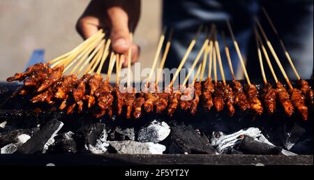 Chicken Satay (Sate Ayam) ist eine Unterschrift Straße Futternapf in Indonesien. Stockfoto