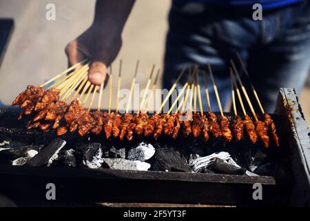 Chicken Satay (Sate Ayam) ist eine Unterschrift Straße Futternapf in Indonesien. Stockfoto