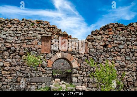 Alte Steinmauern mit in armenischen khachkars (Kreuzstein) gebaut Im Kloster Havuts Tar in Armenien Stockfoto