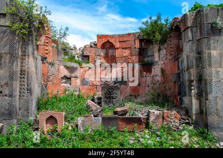 Ruine Kirchenaltar im mittelalterlichen armenisch-christlichen Kloster von Havuts Tar in Armenien Stockfoto
