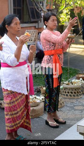 Eine Segnungszeremonie vor der Hochzeit in einem kleinen Hindu-Tempel in Ubud, Bali, Indonesien. Stockfoto