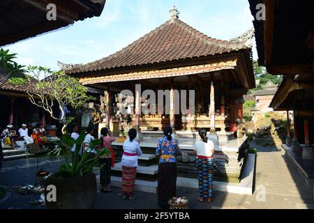 Eine Segnungszeremonie vor der Hochzeit in einem kleinen Hindu-Tempel in Ubud, Bali, Indonesien. Stockfoto