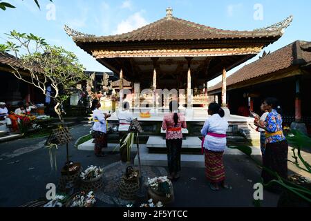 Eine Segnungszeremonie vor der Hochzeit in einem kleinen Hindu-Tempel in Ubud, Bali, Indonesien. Stockfoto