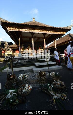 Eine Segnungszeremonie vor der Hochzeit in einem kleinen Hindu-Tempel in Ubud, Bali, Indonesien. Stockfoto