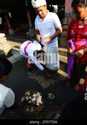 Eine Segnungszeremonie vor der Hochzeit in einem kleinen Hindu-Tempel in Ubud, Bali, Indonesien. Stockfoto