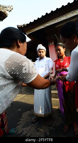 Eine Segnungszeremonie vor der Hochzeit in einem kleinen Hindu-Tempel in Ubud, Bali, Indonesien. Stockfoto
