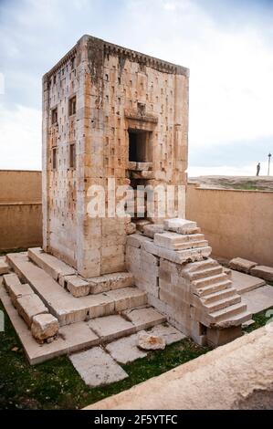 Vertikales Foto des Würfels von Zoroaster an der alten Persische Nekropole Naqsh-e Rostam bei Persepolis im Iran Stockfoto