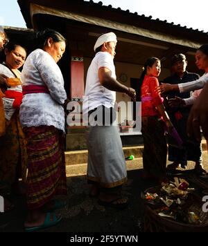 Eine Segnungszeremonie vor der Hochzeit in einem kleinen Hindu-Tempel in Ubud, Bali, Indonesien. Stockfoto