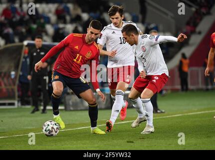 Tiflis, Georgien. März 2021, 28th. Guram Giorbelidze (R) aus Georgien steht mit Ferran Torres aus Spanien (L) während des Qualifikationsspiel der FIFA Fußball-Weltmeisterschaft 2022 zwischen Georgien und Spanien in Tiflis, Georgien, am 28. März 2021. Kredit: Tamuna Kulumbegashvili/Xinhua/Alamy Live Nachrichten Stockfoto