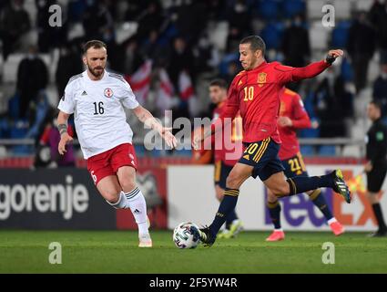 Tiflis, Georgien. März 2021, 28th. Nika Kvekveskiri (L) aus Georgien steht im Spiel mit Thiago Alcantara aus Spanien während des Qualifikationsspiels der FIFA-Weltmeisterschaft 2022 zwischen Georgien und Spanien in Tiflis, Georgien, am 28. März 2021. Kredit: Tamuna Kulumbegashvili/Xinhua/Alamy Live Nachrichten Stockfoto