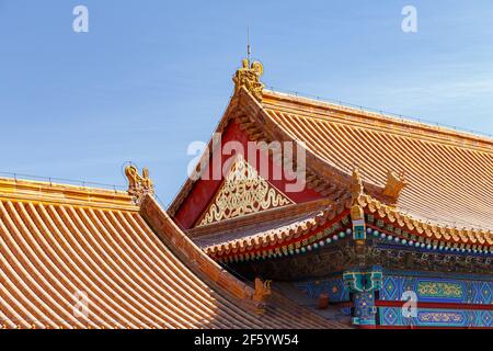 Dächer und Dachrinnen auf Palastgebäuden in der Verbotenen Stadt in Peking, China im März 2018. Stockfoto