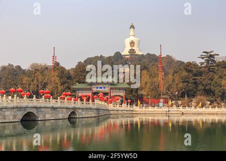 Qionghua Insel mit der Weißen Dagoba im Behai Park, Peking, China im März 2018. Stockfoto