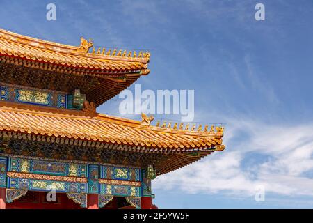 Dächer und Dachrinnen auf Palastgebäuden in der Verbotenen Stadt in Peking, China im März 2018. Stockfoto