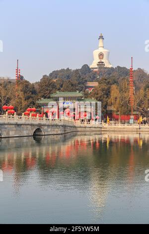 Qionghua Insel mit der Weißen Dagoba im Behai Park, Peking, China im März 2018. Stockfoto