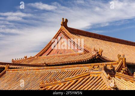 Dächer und Dachrinnen auf Palastgebäuden in der Verbotenen Stadt in Peking, China im März 2018. Stockfoto