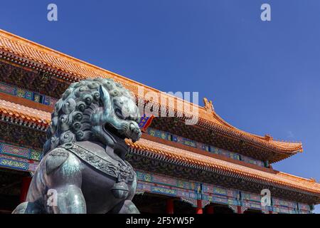 Ming-Ära chinesische kaiserliche Wächter Löwe Bronze vor einem Palast Gebäude in der Verbotenen Stadt in Peking, China im März 2018. Stockfoto