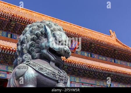 Ming-Ära chinesische kaiserliche Wächter Löwe Bronze vor einem Palast Gebäude in der Verbotenen Stadt in Peking, China im März 2018. Stockfoto