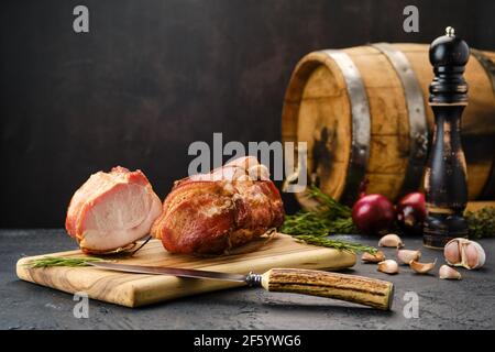 Geräuchertes Lammfleisch auf Holzschneidebrett Stockfoto