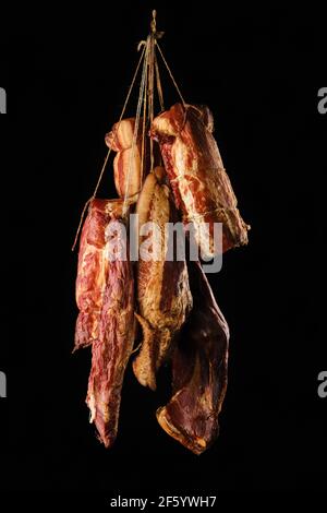 Auswahl an luftgetrocknetem und geräuchertem Lamm- und Rinderfleisch Am Aufhänger Stockfoto