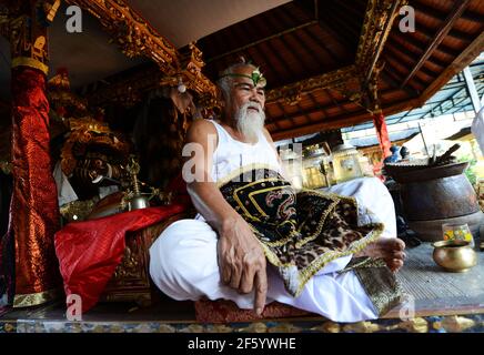 Ein balinesischer Hindu-Priester segnet einen Bräutigam in einer Vorhochzeit-Zeremonie in einem kleinen Tempel in Ubud, Bali, Indonesien. Stockfoto