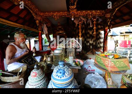 Ein balinesischer Hindu-Priester segnet einen Bräutigam in einer Vorhochzeit-Zeremonie in einem kleinen Tempel in Ubud, Bali, Indonesien. Stockfoto