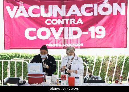 Eine Krankenschwester bereitet eine Dosis Covid-19 Pfizer-BioNTech während eines Massenimpfungsprogramms vor, um Holderlies im Alter von mehr als 60 Jahren am Toluca Technological Institute zu impfen. Toluca, Mexiko, 26. März 2021. Mexiko hat revidierte Zahlen veröffentlicht, die darauf hindeuten, dass die Zahl der durch das Coronavirus verursachten Todesfälle um 60 % höher ist als bisher berichtet. Es wird angenommen, dass mehr als 321.000 Menschen im Land an Covid-19 gestorben sind. Mit der revidierten Maut ist Mexiko nach den USA die zweithöchste Zahl an Covid-Todesfällen weltweit. Foto von Amaresh V. Narro/Eyepix/ABACAPRESS.COM Stockfoto