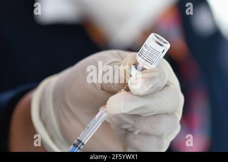 Eine Krankenschwester bereitet eine Dosis Covid-19 Pfizer-BioNTech während eines Massenimpfungsprogramms vor, um Holderlies im Alter von mehr als 60 Jahren am Toluca Technological Institute zu impfen. Toluca, Mexiko, 26. März 2021. Mexiko hat revidierte Zahlen veröffentlicht, die darauf hindeuten, dass die Zahl der durch das Coronavirus verursachten Todesfälle um 60 % höher ist als bisher berichtet. Es wird angenommen, dass mehr als 321.000 Menschen im Land an Covid-19 gestorben sind. Mit der revidierten Maut ist Mexiko nach den USA die zweithöchste Zahl an Covid-Todesfällen weltweit. Foto von Amaresh V. Narro/Eyepix/ABACAPRESS.COM Stockfoto