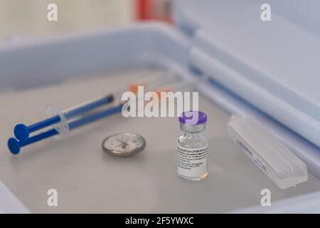 Eine Krankenschwester bereitet eine Dosis Covid-19 Pfizer-BioNTech während eines Massenimpfungsprogramms vor, um Holderlies im Alter von mehr als 60 Jahren am Toluca Technological Institute zu impfen. Toluca, Mexiko, 26. März 2021. Mexiko hat revidierte Zahlen veröffentlicht, die darauf hindeuten, dass die Zahl der durch das Coronavirus verursachten Todesfälle um 60 % höher ist als bisher berichtet. Es wird angenommen, dass mehr als 321.000 Menschen im Land an Covid-19 gestorben sind. Mit der revidierten Maut ist Mexiko nach den USA die zweithöchste Zahl an Covid-Todesfällen weltweit. Foto von Amaresh V. Narro/Eyepix/ABACAPRESS.COM Stockfoto