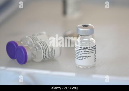 Eine Krankenschwester bereitet eine Dosis Covid-19 Pfizer-BioNTech während eines Massenimpfungsprogramms vor, um Holderlies im Alter von mehr als 60 Jahren am Toluca Technological Institute zu impfen. Toluca, Mexiko, 26. März 2021. Mexiko hat revidierte Zahlen veröffentlicht, die darauf hindeuten, dass die Zahl der durch das Coronavirus verursachten Todesfälle um 60 % höher ist als bisher berichtet. Es wird angenommen, dass mehr als 321.000 Menschen im Land an Covid-19 gestorben sind. Mit der revidierten Maut ist Mexiko nach den USA die zweithöchste Zahl an Covid-Todesfällen weltweit. Foto von Amaresh V. Narro/Eyepix/ABACAPRESS.COM Stockfoto