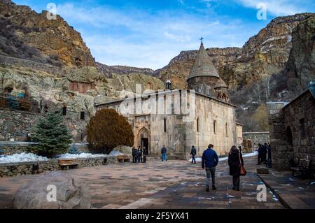 Geghard, Armenien - 17. Januar 2021: Touristen besuchen das UNESCO-Weltkulturerbe Kloster Geghard in Armenien Stockfoto