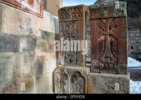 Traditionelles armenisches Khachkar (Kreuzstein) im Kloster Geghard, UNESCO Weltkulturerbe in Armenien Stockfoto