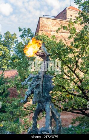 Wawel Dragon Skulptur spuckt Feuer, Höhle des Drachen, Schloss Wawel in Krakau, Polen Stockfoto