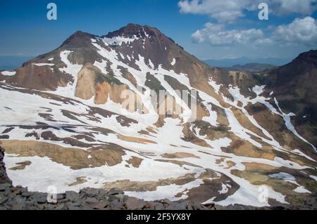 Kiste und nördlicher Gipfel des Berges Aragats in Armenien Stockfoto
