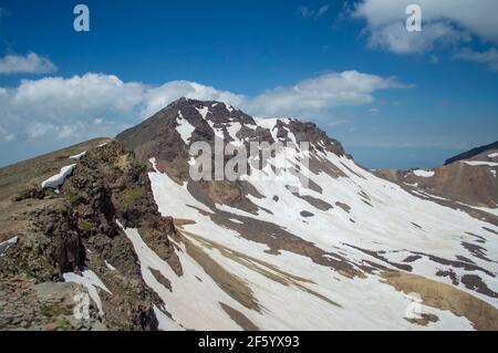 Landschaftlich schöner Blick auf den westlichen Gipfel des Mount Aragats Der südliche Gipfel Stockfoto