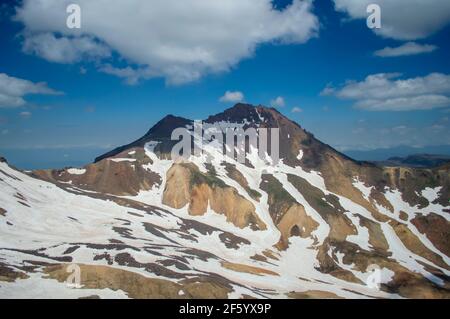 Wolken über dem nördlichen Gipfel des Berges Aragats, dem höchsten Berg Armeniens Stockfoto