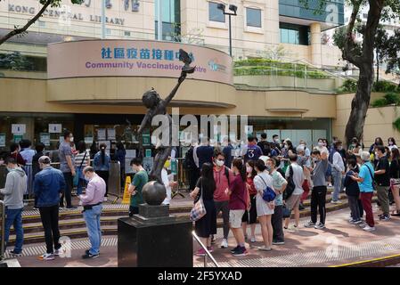 Hongkong, China. März 2021, 27th. Die Menschen in Hongkong warten auf die Impfung des Impfstoffes COVID-19 am 27th. März 2021 in Hongkong, China.(Foto: TPG/cnsphotos) Quelle: TopPhoto/Alamy Live News Stockfoto